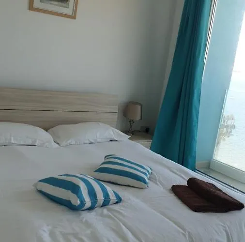 Flat 2 Blue Waves * St. Paul's Bay